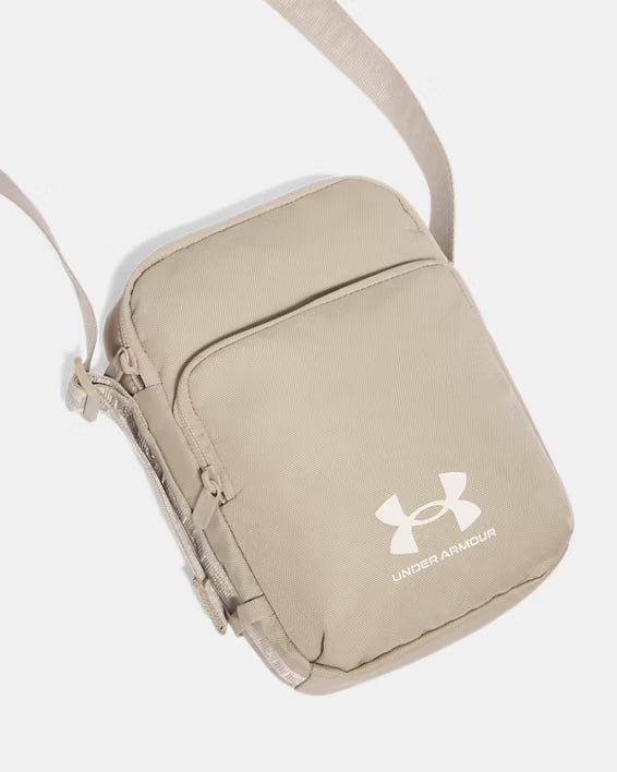 תיק צד Under Armour Essential Lite בצבע קרם/בז' 1381912-299 | תיק קטן אנדר ארמור נוח | ציוד ספורט B Brands