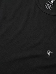 CalvinKlein Tshirt Basic חולצת קלווין קליין בצבע שחור - www.bbrands.co.il CalvinKlein Tshirt Basic חולצת קלווין קליין בצבע שחור