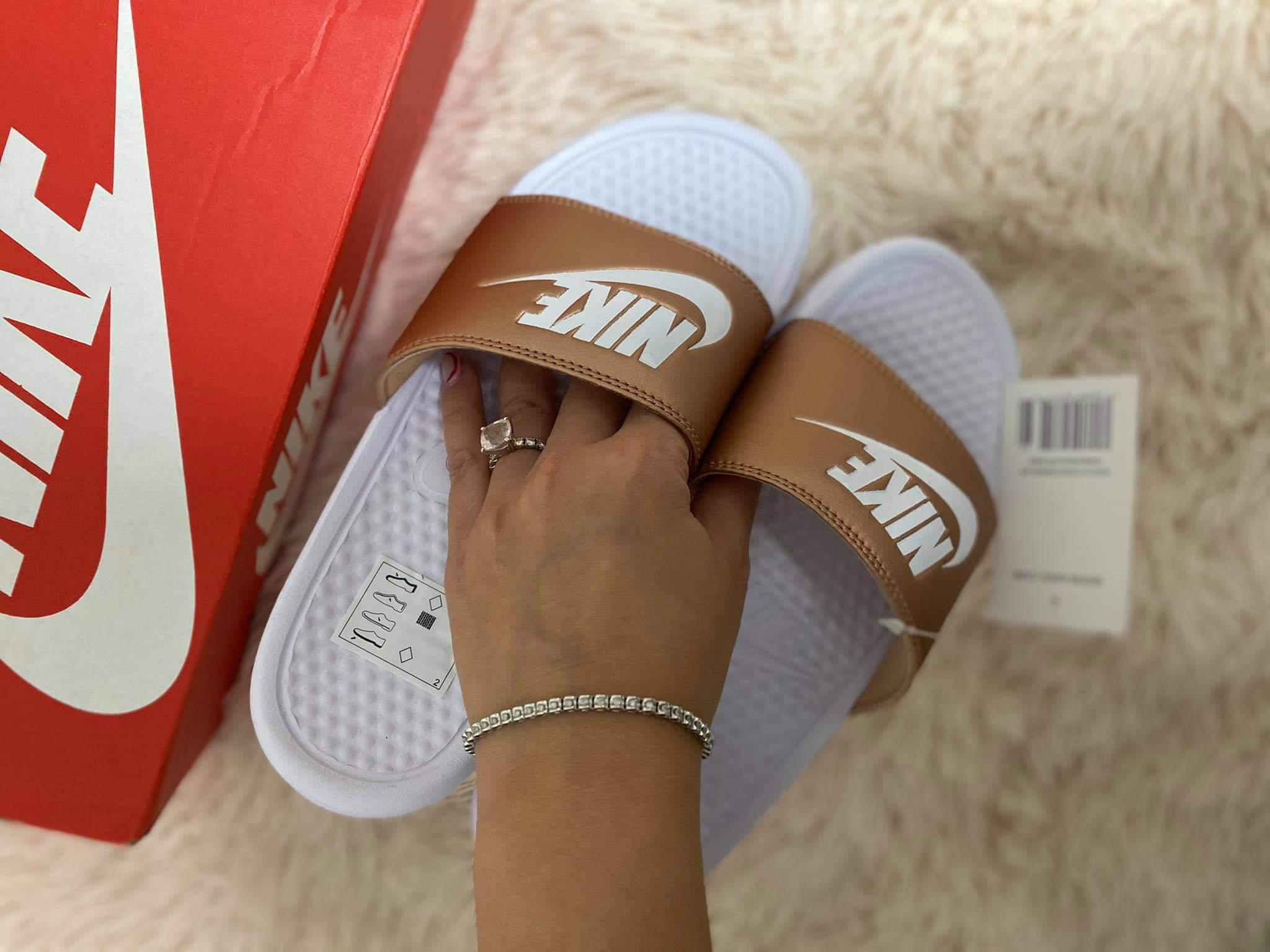 Nike women WMNS Bennasa JDI Beach & Pool sliders כפכפי נייקי לנשים ורוד - www.bbrands.co.il Nike women WMNS Bennasa JDI Beach & Pool sliders כפכפי נייקי לנשים ורוד