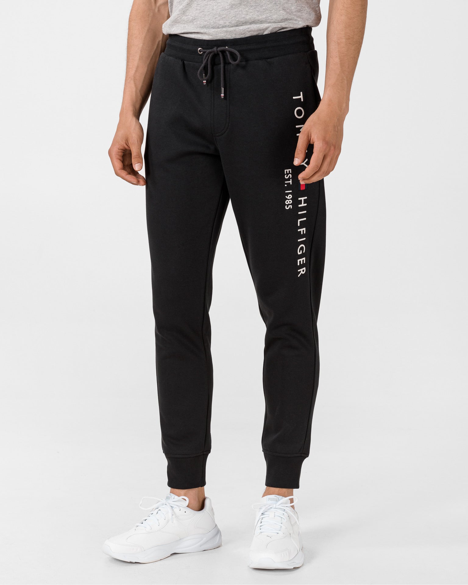 Tommy Hilfiger track mainline pant טומי הילפיגר מכנס ארוך בצבע שחור - www.bbrands.co.il Tommy Hilfiger track mainline pant טומי הילפיגר מכנס ארוך בצבע שחור