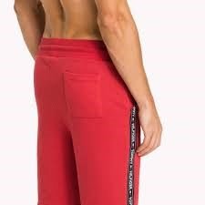 Tommy Hilfiger טומי הילפיגר מכנס קצר אדום - www.bbrands.co.il Tommy Hilfiger טומי הילפיגר מכנס קצר אדום