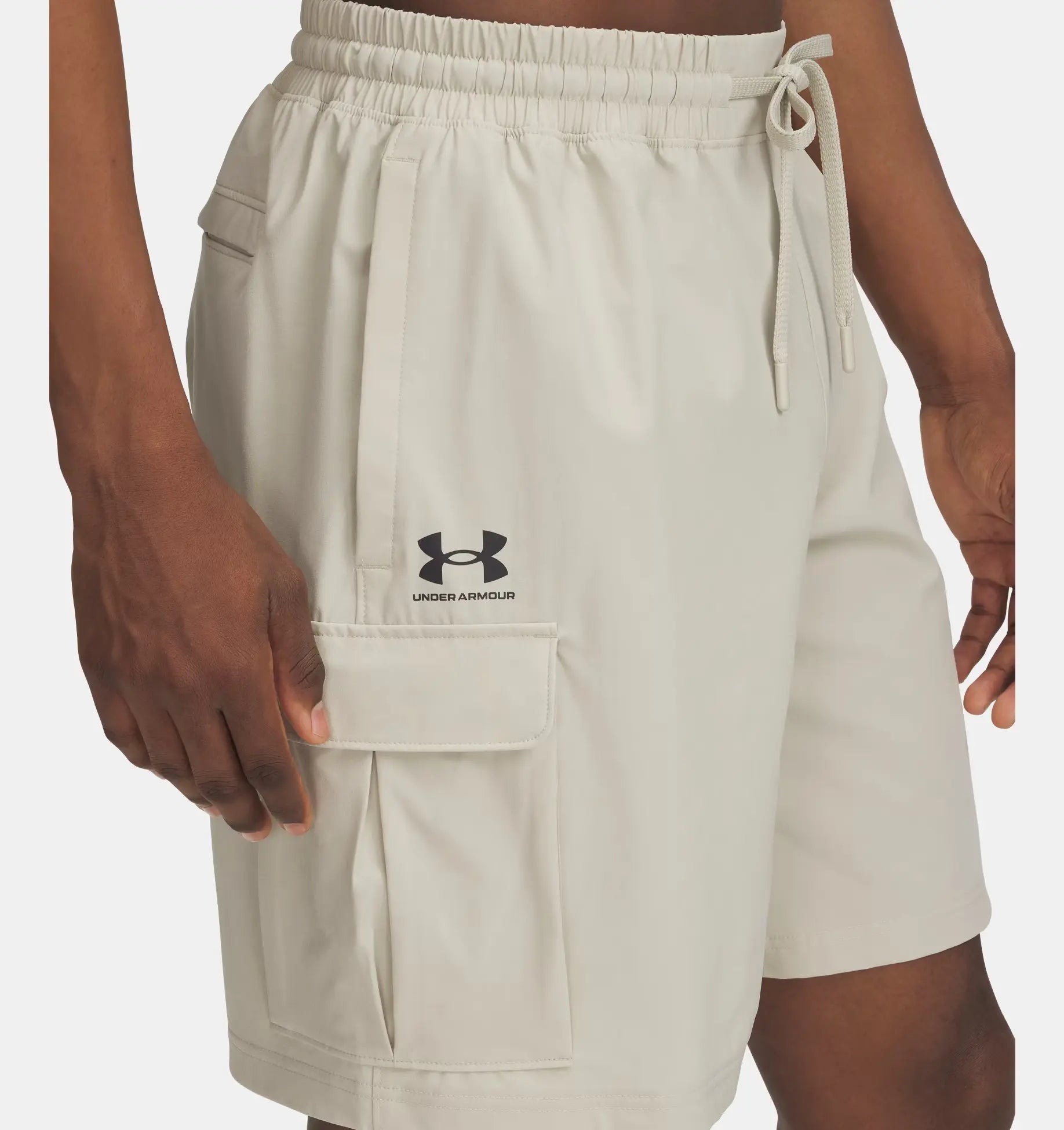 Under Armour cargo pants מכנס קצר שורט דגמח בצבע בז' לגבר - www.bbrands.co.il Under Armour cargo pants מכנס קצר שורט דגמח בצבע בז' לגבר