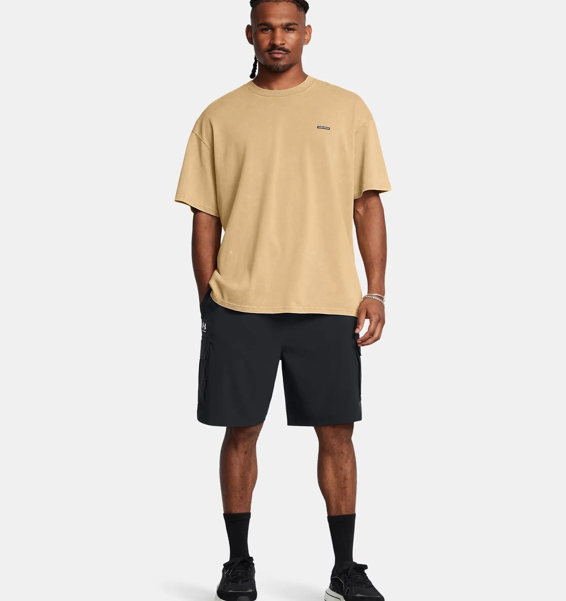 Under Armour cargo pants מכנס קצר שורט דגמח בצבע שחור לגבר - www.bbrands.co.il Under Armour cargo pants מכנס קצר שורט דגמח בצבע שחור לגבר