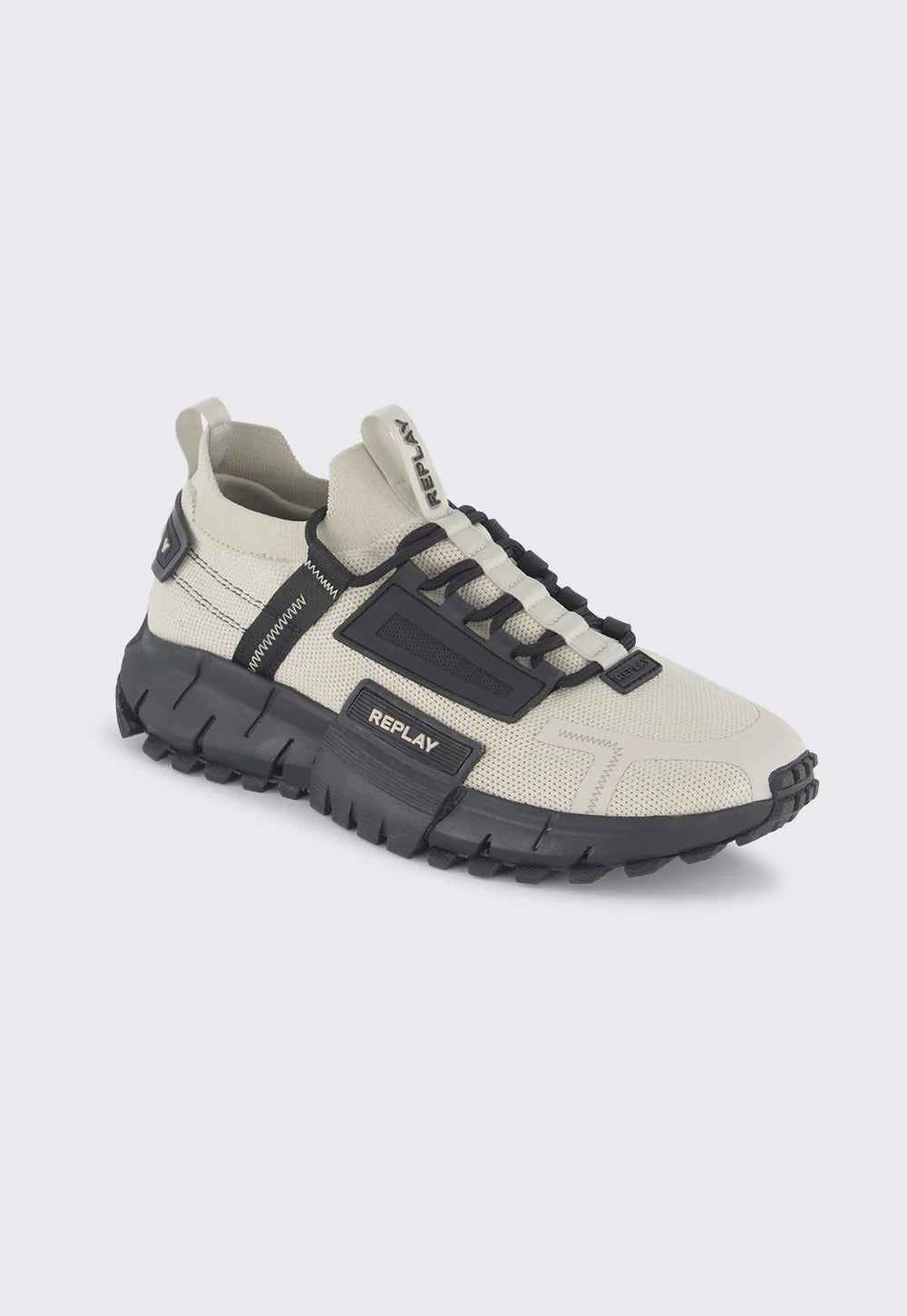 נעלי סניקרס Replay דגם SYSTEM 1 בצבע בז' וחול עם סוליה שחורה עבה וממותגת, מבט מהצד על עיצוב הגפה הסרוגה והאלמנטים הטכנולוגיים.