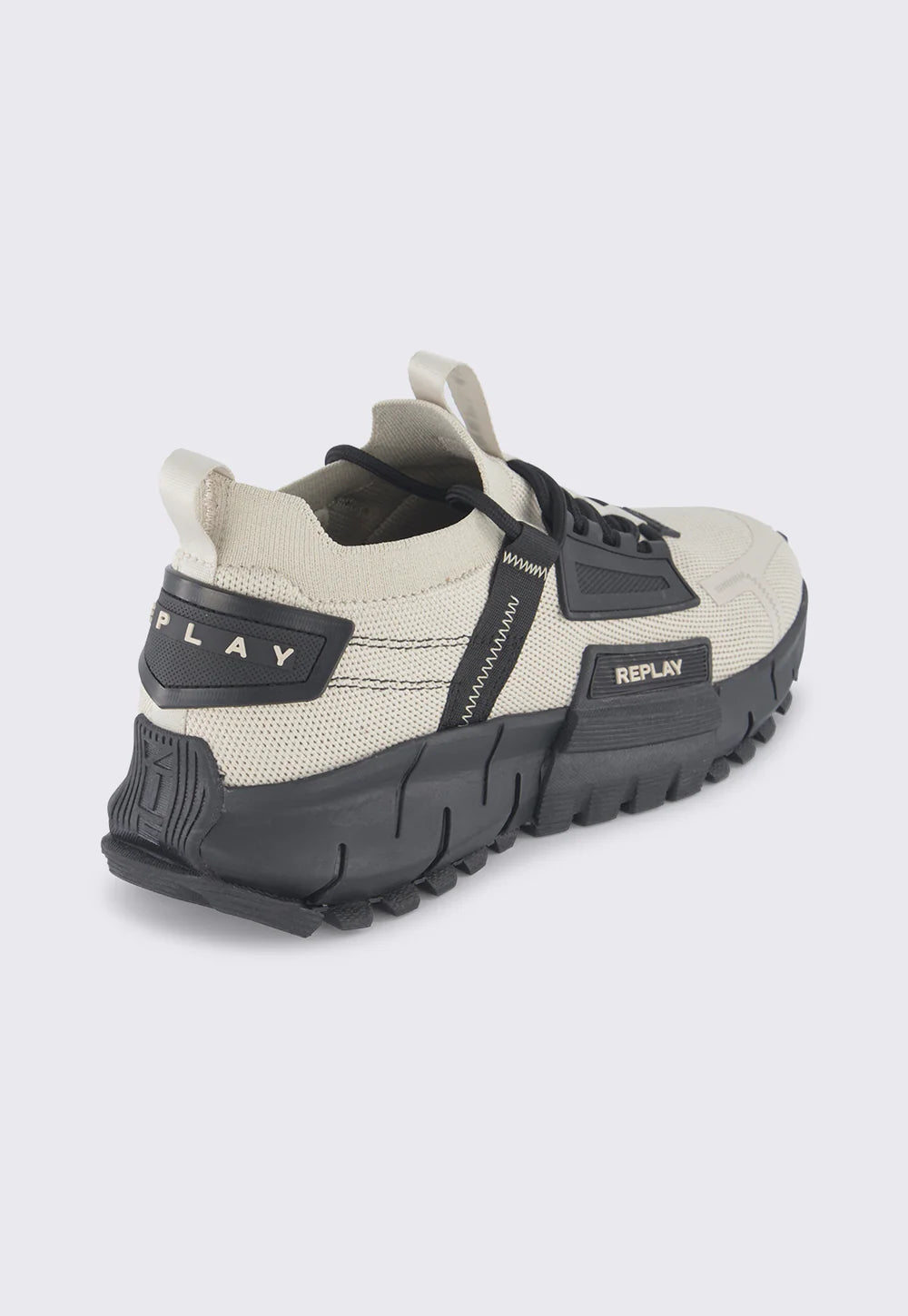 נעלי סניקרס Replay דגם SYSTEM 1 בצבע בז' וחול עם סוליה שחורה עבה וממותגת, מבט מהצד על עיצוב הגפה הסרוגה והאלמנטים הטכנולוגיים.