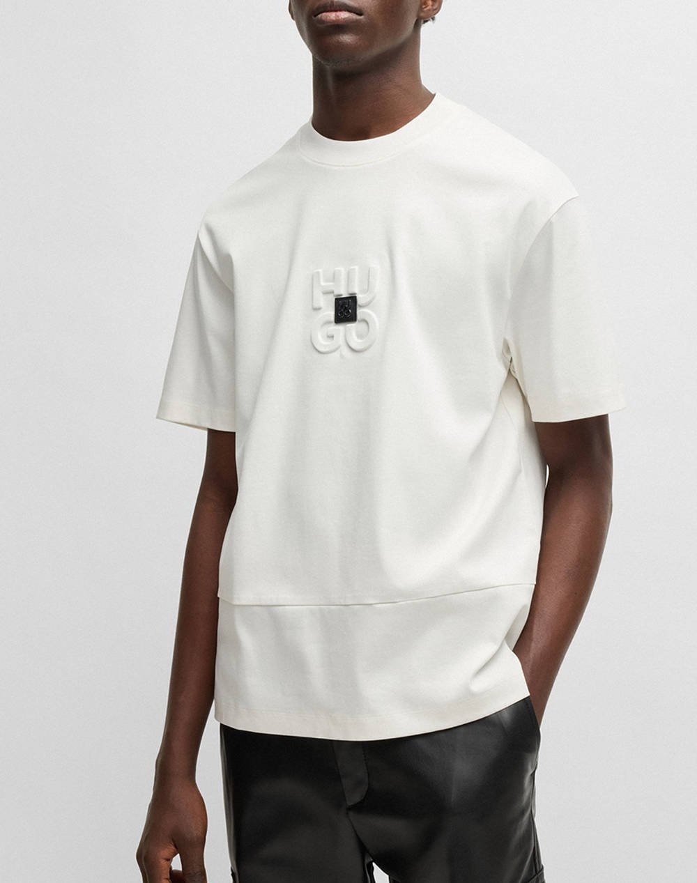 Hugo Boss tshirt for man טישרט אוברסייז של הוגו לגבר בצבע לבן - www.bbrands.co.il Hugo Boss tshirt for man טישרט אוברסייז של הוגו לגבר בצבע לבן