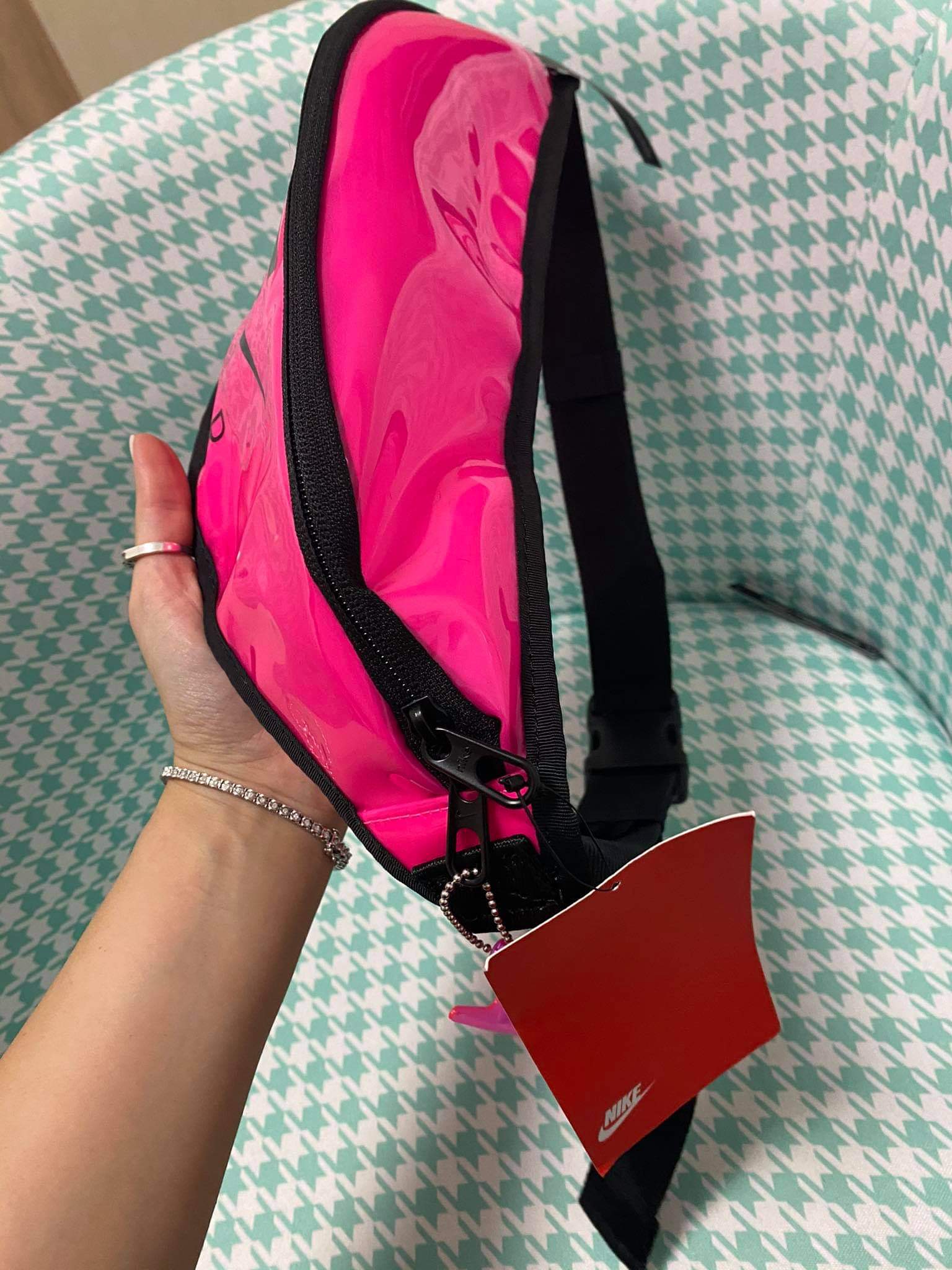 Nike Heritage bum Bag - Pink color נייקי תיק ניילון פאוץ צד בצבע ורוד - www.bbrands.co.il Nike Heritage bum Bag - Pink color נייקי תיק ניילון פאוץ צד בצבע ורוד