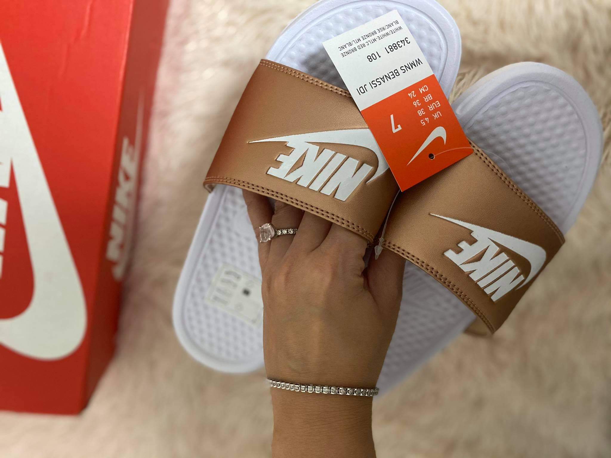Nike women WMNS Bennasa JDI Beach & Pool sliders כפכפי נייקי לנשים ורוד - www.bbrands.co.il Nike women WMNS Bennasa JDI Beach & Pool sliders כפכפי נייקי לנשים ורוד