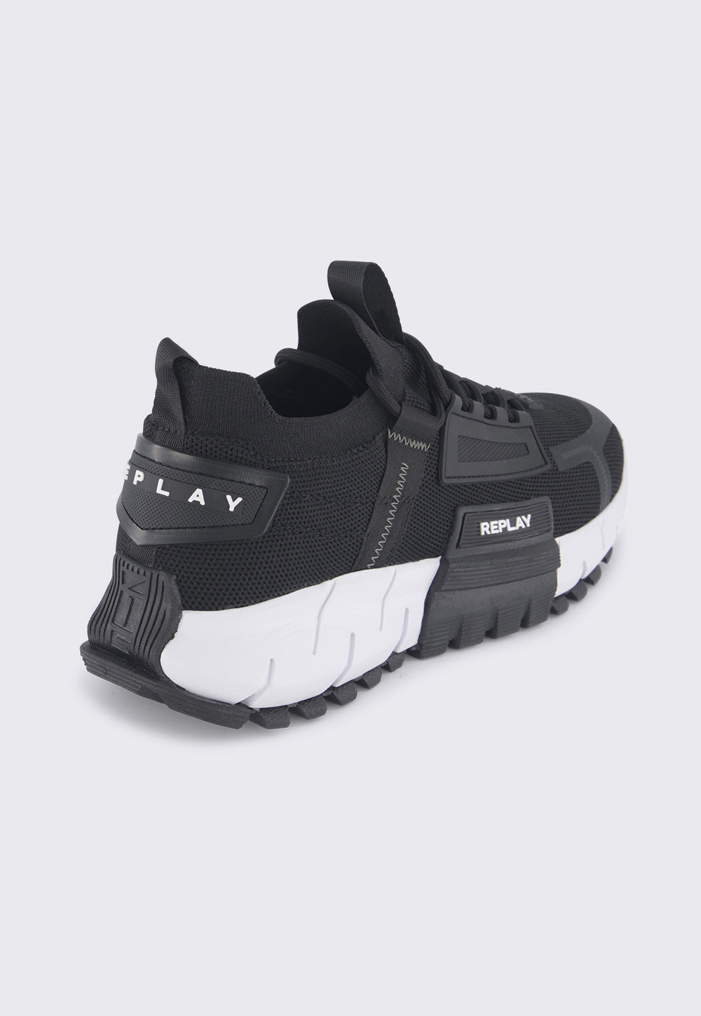 נעלי סניקרס ריפליי (Replay) דגם SYSTEM 1 בצבע שחור עם סוליה לבנה דומיננטית, עיצוב מודרני עם לוגו המותג ופרטים טכניים למראה קז'ואל אורבני.