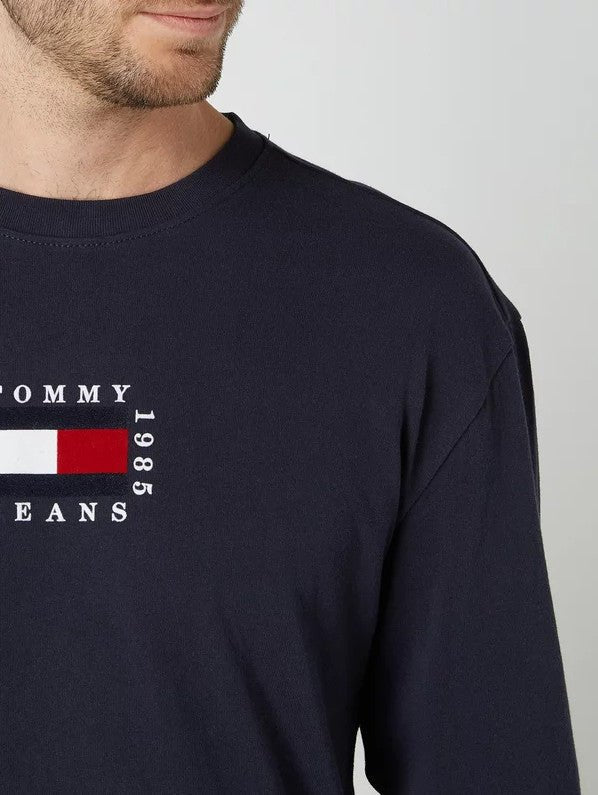 Tommy Jeans - flag tee חולצת שרוול ארוך טומי גינס - www.bbrands.co.il Tommy Jeans - flag tee חולצת שרוול ארוך טומי גינס