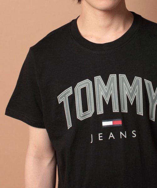 TommyJeans Tshirt טישרט של טומי הילפיגר בצבע שחור - www.bbrands.co.il TommyJeans Tshirt טישרט של טומי הילפיגר בצבע שחור