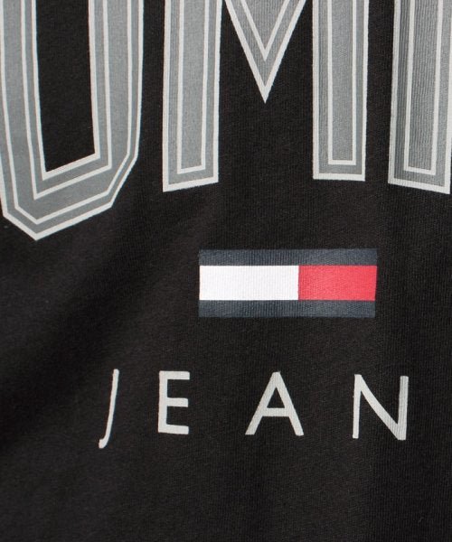 TommyJeans Tshirt טישרט של טומי הילפיגר בצבע שחור - www.bbrands.co.il TommyJeans Tshirt טישרט של טומי הילפיגר בצבע שחור